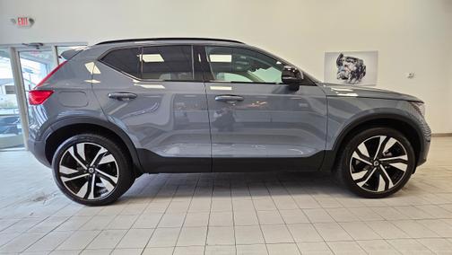 2023 Volvo XC40 B5 AWD Plus Dark