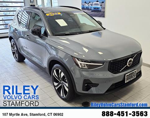 2023 Volvo XC40 B5 AWD Plus Dark