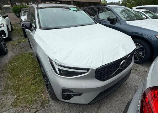 2025 Volvo XC40 B5 Ultra Dark Theme