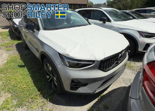 2025 Volvo XC40 B5 Ultra Dark Theme