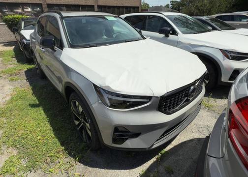 2025 Volvo XC40 B5 Ultra Dark Theme