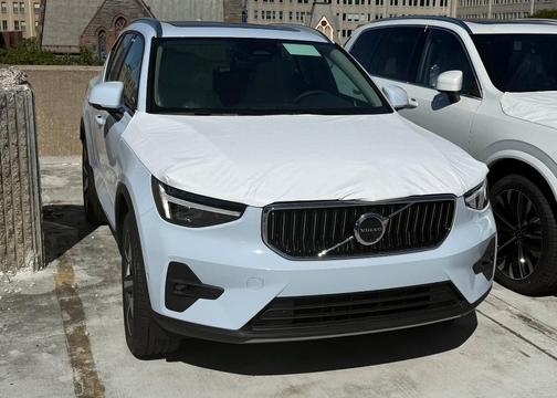 2025 Volvo XC40 B5 Plus Bright Theme