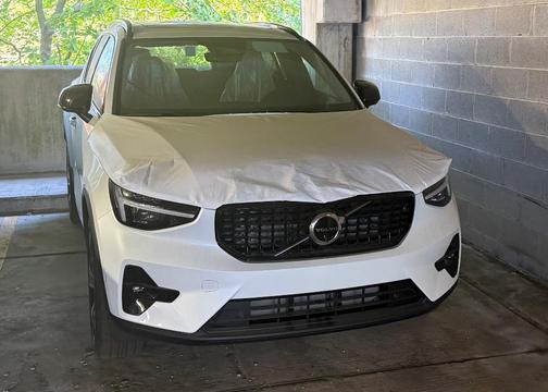 2025 Volvo XC40 B5 Ultra Dark Theme