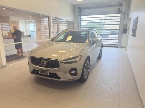 2022 Volvo XC60 B5 Momentum