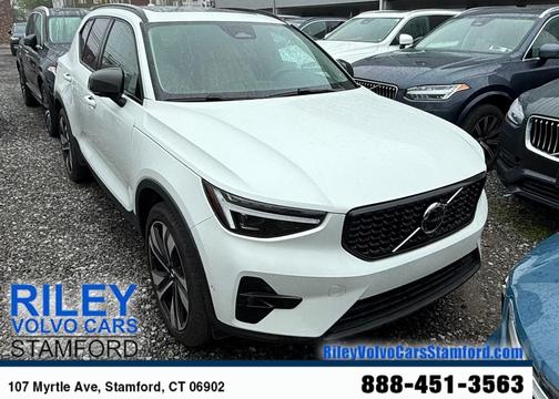 2023 Volvo XC40 B5 Ultimate Dark Theme