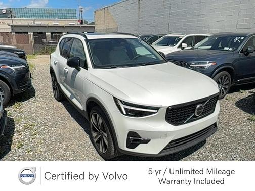 2023 Volvo XC40 B5 Ultimate Dark Theme