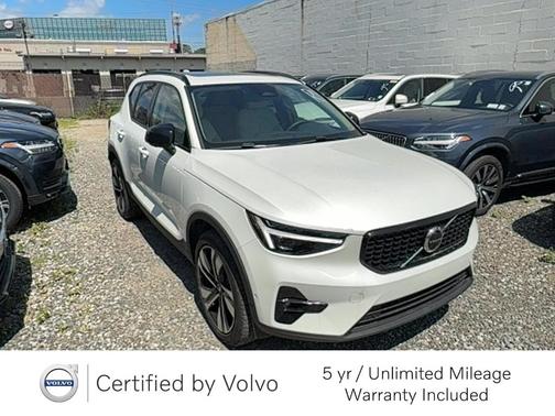 2023 Volvo XC40 B5 Ultimate Dark Theme