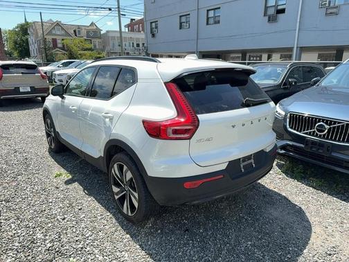 2023 Volvo XC40 B5 Ultimate Dark Theme