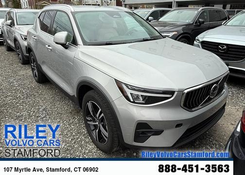 2023 Volvo XC40 B5 Plus Bright Theme