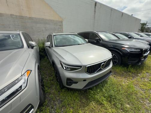 2023 Volvo XC40 B5 Plus Bright Theme