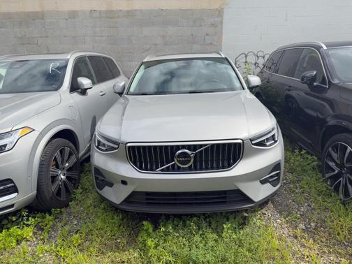 2023 Volvo XC40 B5 Plus Bright Theme