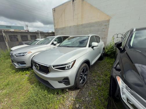 2023 Volvo XC40 B5 Plus Bright Theme