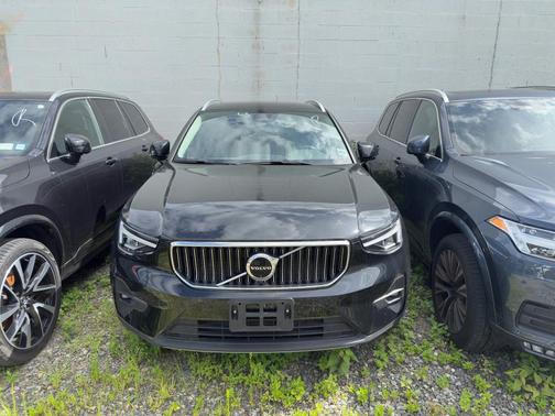 2023 Volvo XC40 B5 Plus Bright Theme