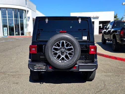 2025 Jeep Wrangler 4-Door Sahara 4x4