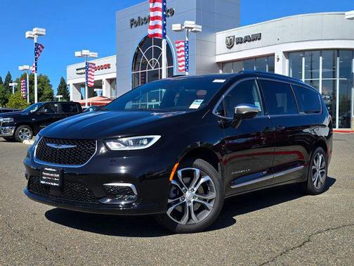 Diamond Black Crystal Pearlcoat 2026 Chrysler Pacifica L