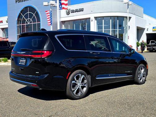 Diamond Black Crystal Pearlcoat 2026 Chrysler Pacifica L