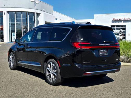 Diamond Black Crystal Pearlcoat 2026 Chrysler Pacifica L