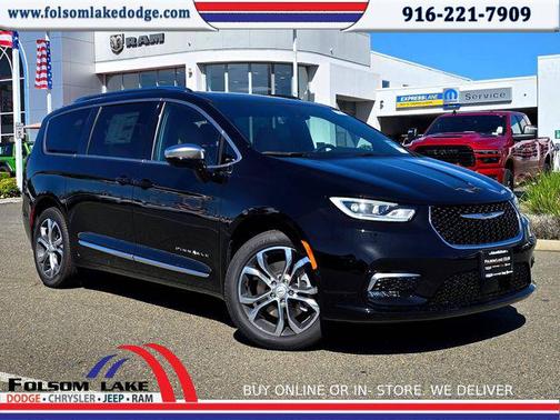 Diamond Black Crystal Pearlcoat 2026 Chrysler Pacifica L