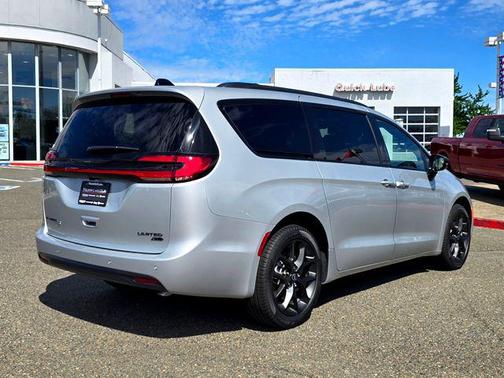 Silver Mist Clearcoat 2026 Chrysler Pacifica Limited