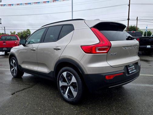 2023 Volvo XC40 B4 Ultimate Dark Theme