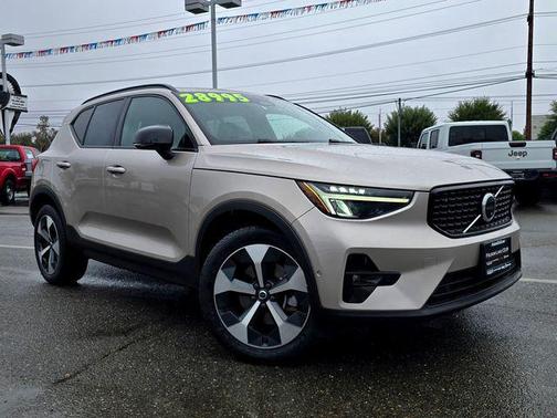 2023 Volvo XC40 B4 Ultimate Dark Theme