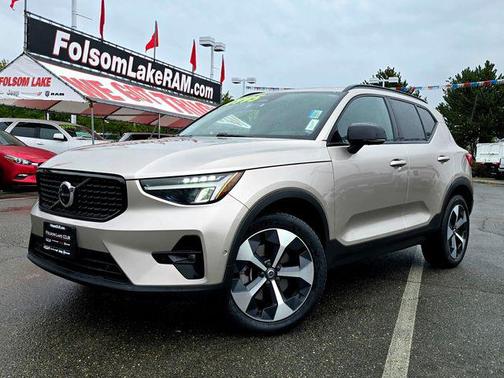 2023 Volvo XC40 B4 Ultimate Dark Theme
