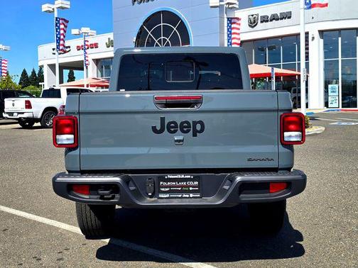 Anvil Clearcoat 2026 Jeep Gladiator Sahara 4x4