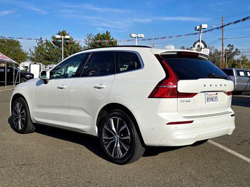 2022 Volvo XC60 B5 Momentum