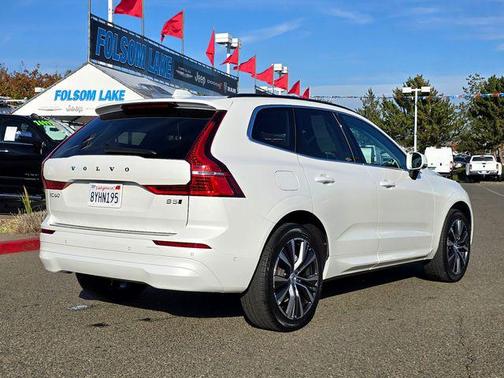 2022 Volvo XC60 B5 Momentum
