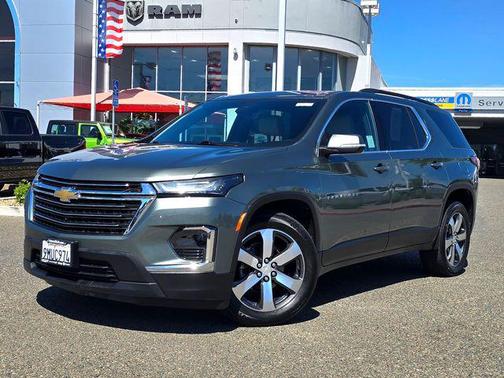 Silver Sage Metallic 2023 Chevrolet Traverse LT Leather