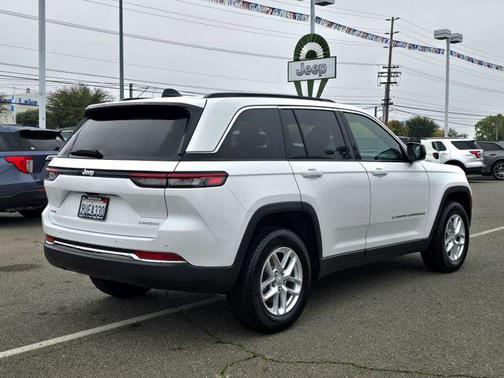 2025 Jeep Grand Cherokee Laredo