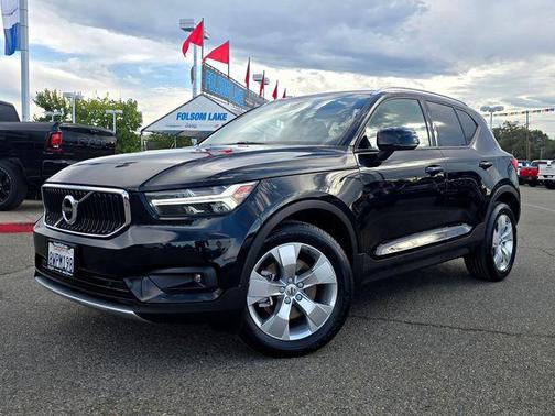 2021 Volvo XC40 T4 Momentum
