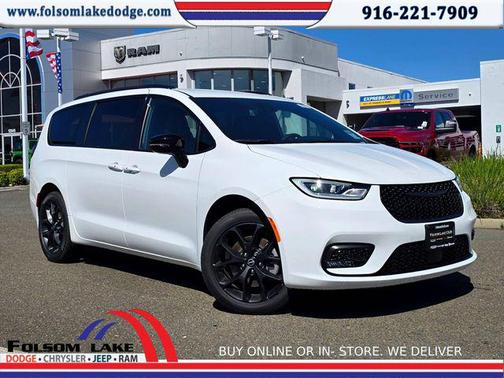 Bright White Clearcoat 2026 Chrysler Pacifica L