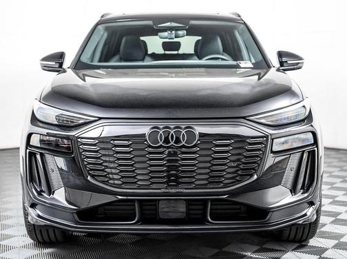 Mythos Black Metallic 2027 Audi Q6 e-tron Premium Plus