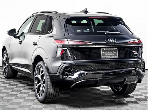 Mythos Black Metallic 2026 Audi Q3 TFSI quattro S tronic
