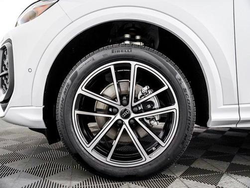 Glacier White Metallic 2026 Audi Q5 Premium Plus TFSI quattro S tronic
