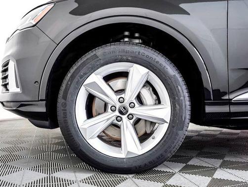 2023 Audi Q7 45 Premium Plus