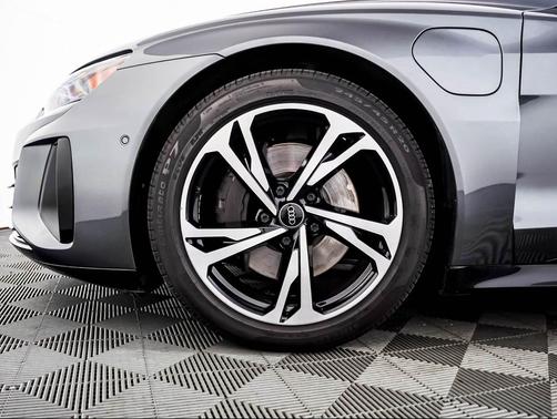 Daytona Gray Pearl Effect 2022 Audi e-tron GT Prestige