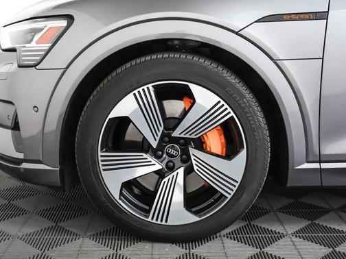 2022 Audi e-tron Premium Plus