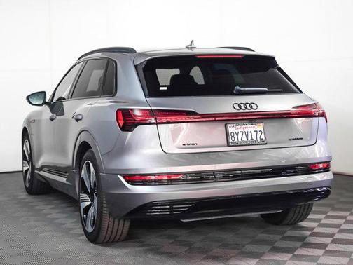 2022 Audi e-tron Premium Plus