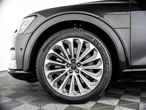 Mythos Black Metallic 2019 Audi e-tron Premium Plus
