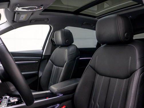 Mythos Black Metallic 2019 Audi e-tron Premium Plus