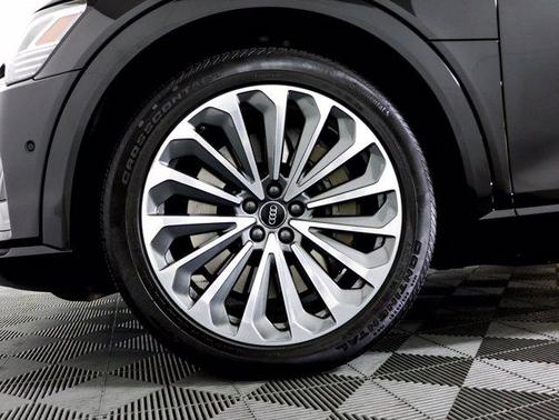 Mythos Black Metallic 2019 Audi e-tron Premium Plus