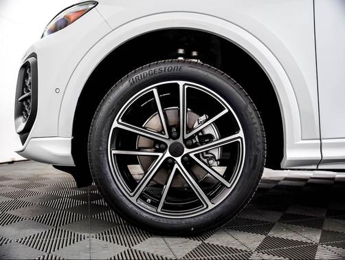 Glacier White Metallic 2026 Audi Q5 Premium Plus TFSI quattro S tronic