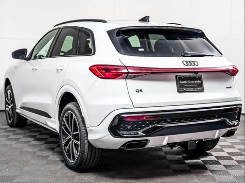 Glacier White Metallic 2026 Audi Q5 Premium Plus TFSI quattro S tronic
