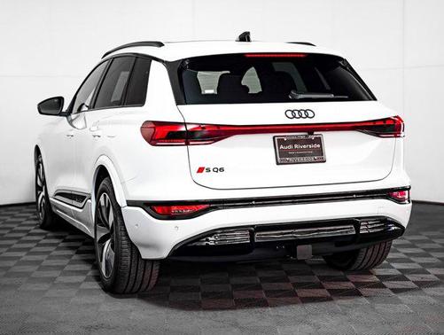 Glacier White Metallic 2025 Audi SQ6 e-tron Premium Plus quattro