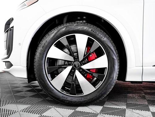 Glacier White Metallic 2025 Audi SQ6 e-tron Premium Plus quattro