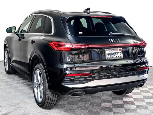 Mythos Black Metallic 2025 Audi Q5 Premium Plus TFSI quattro S tronic