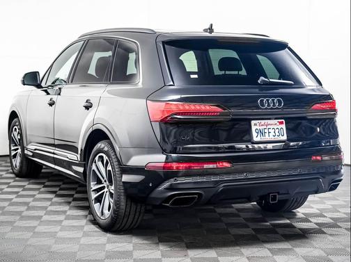 Mythos Black Metallic 2025 Audi Q7 45 Premium Plus