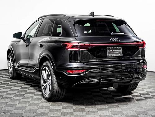 Mythos Black Metallic 2027 Audi Q6 e-tron Premium Plus quattro